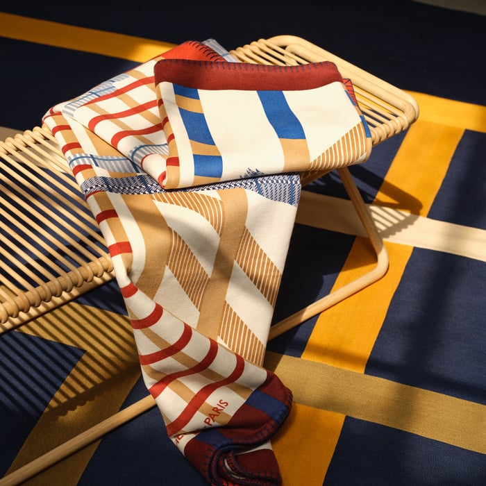 Ambre Cheval Au Box Blanket