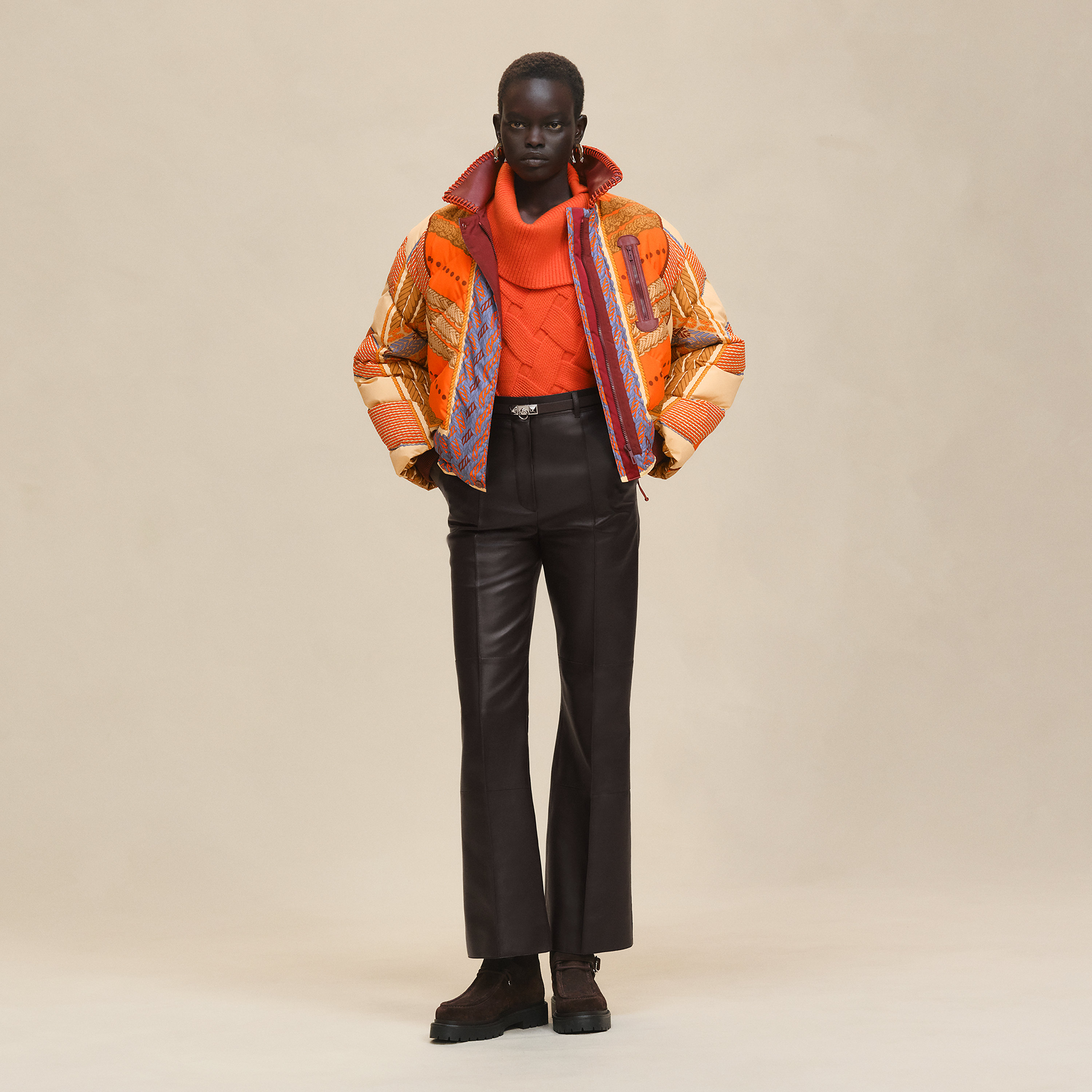 "Dressage Tressage" mixed leather short puffer coat