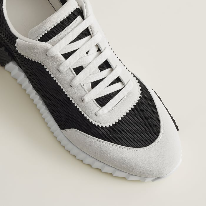 Bouncing Sneaker