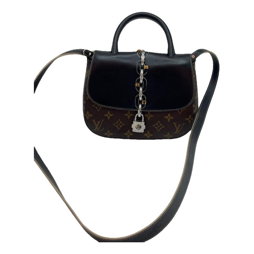 Chain It vegan leather handbag