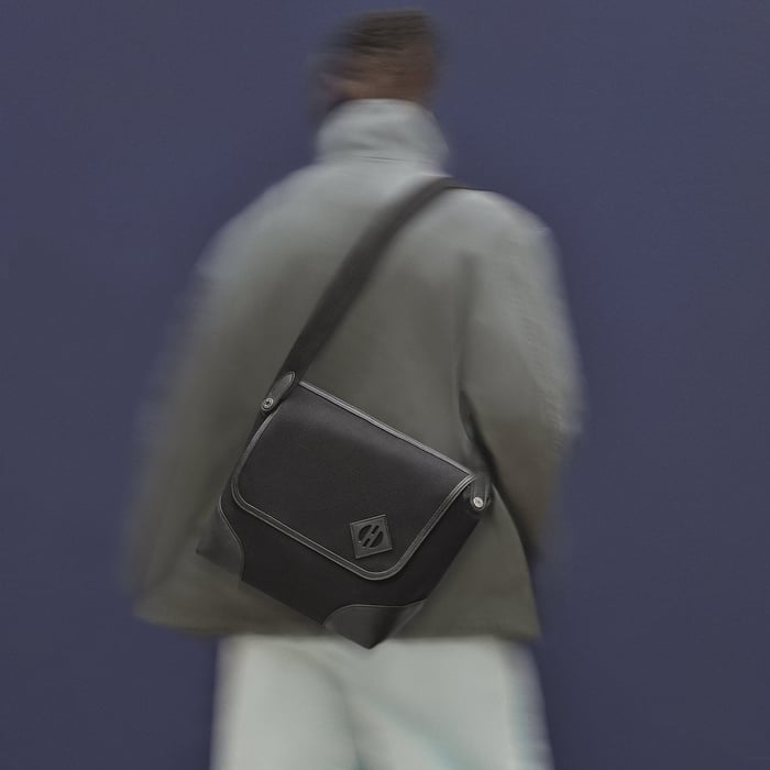 Noir Allback Messenger Bag