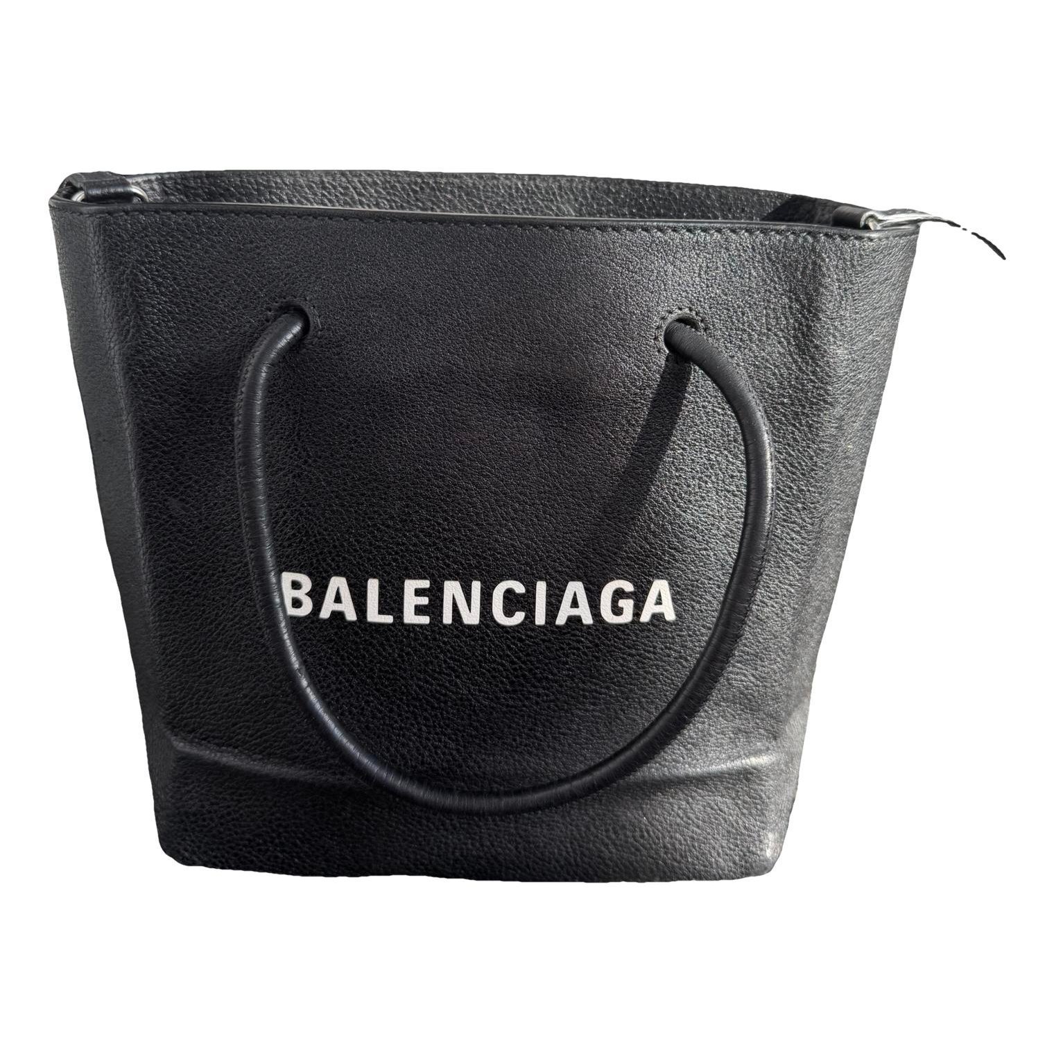 Plastic bag shooper leather handbag