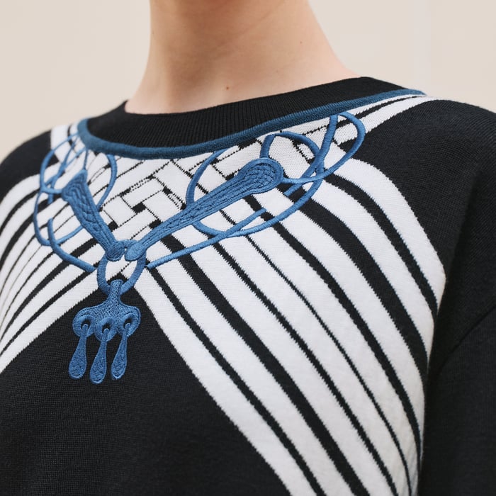 黒 ドレス 刺繍入り