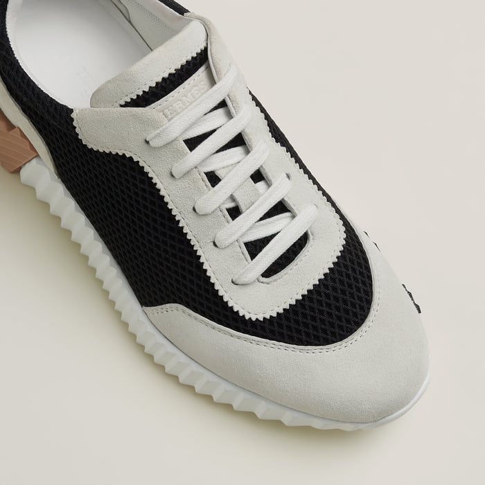 Bouncing Sneaker