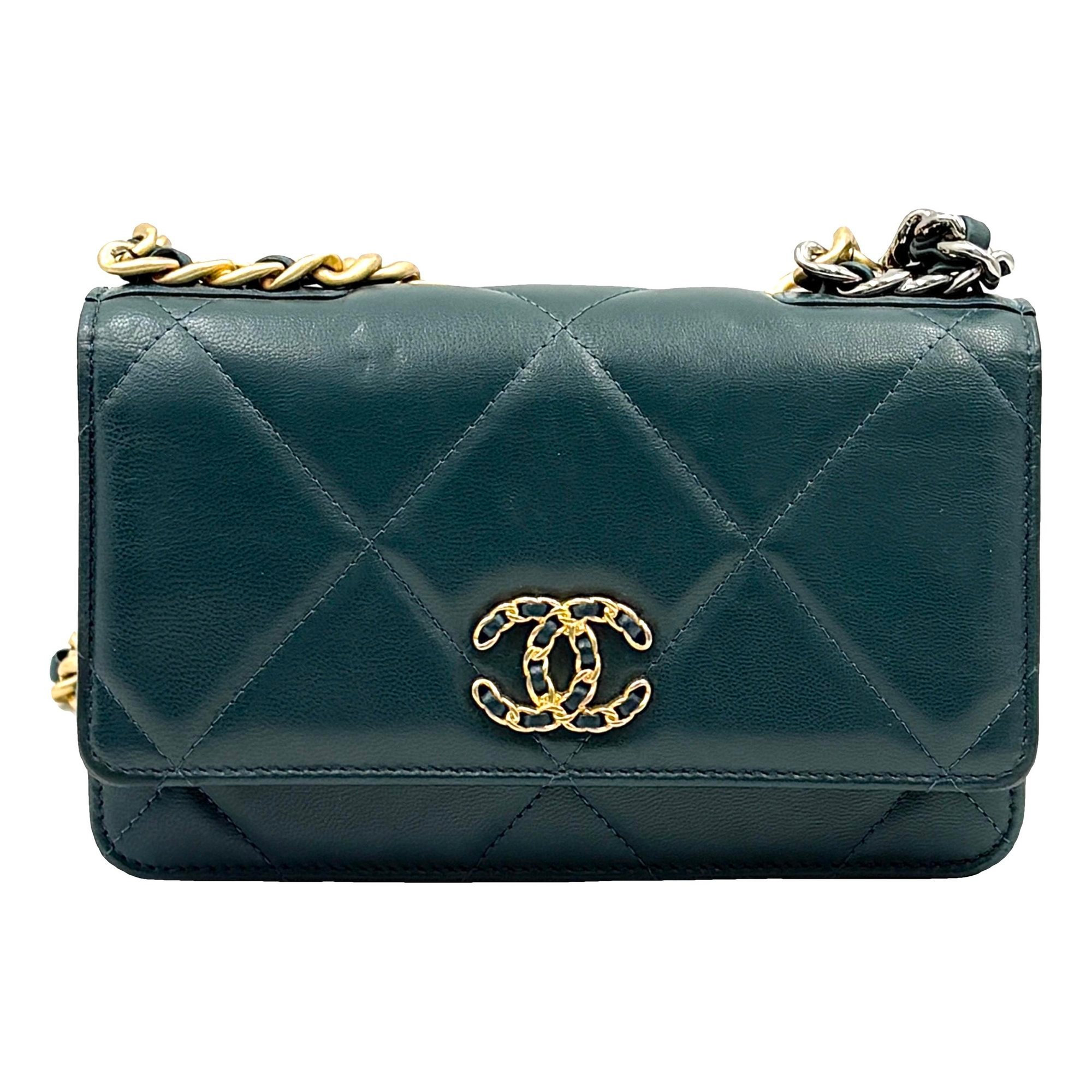 Wallet On Chain Chanel 19 leather crossbody bag