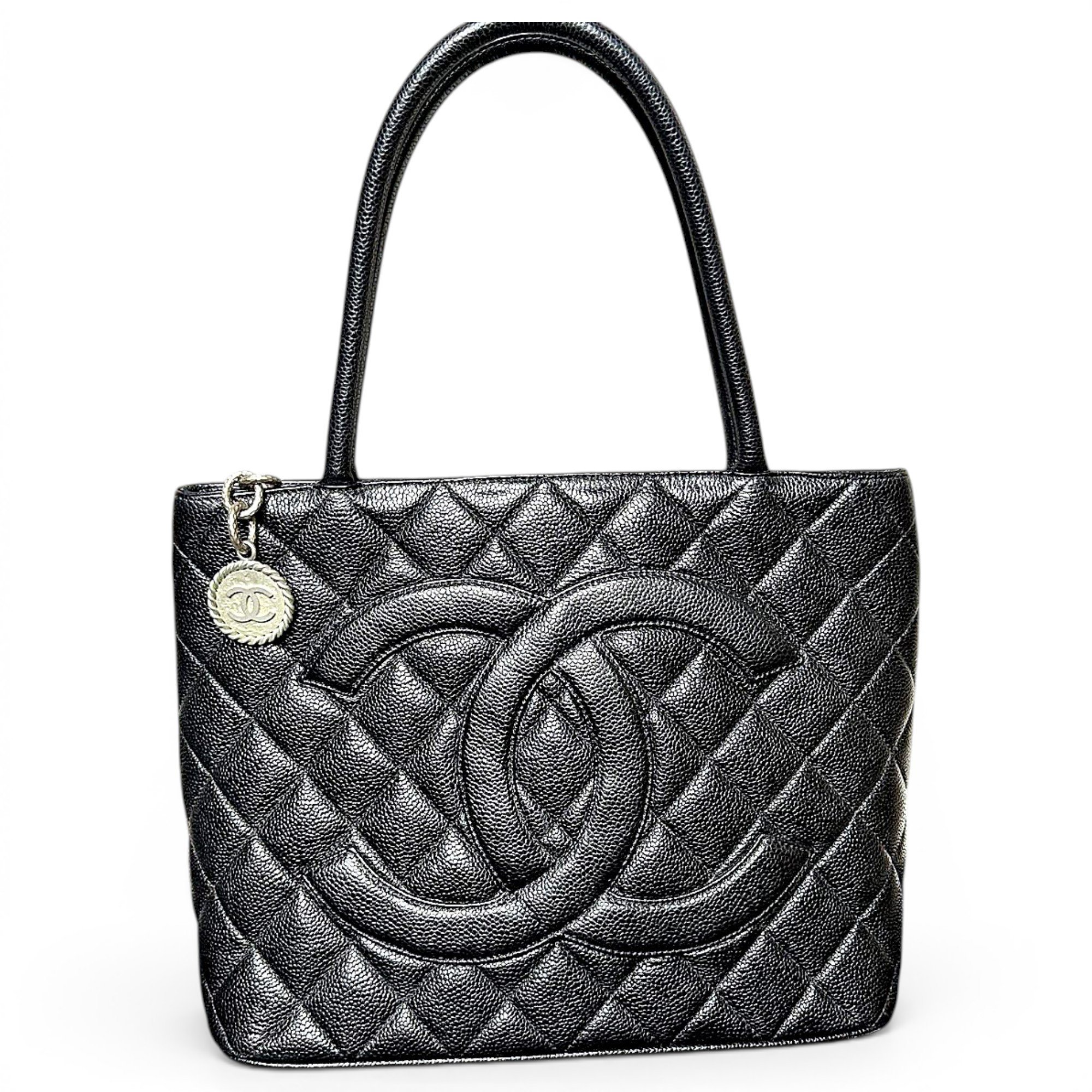 Médaillon leather handbag