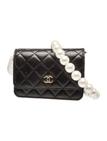 Maxi Pearls Clutch w/ Chain