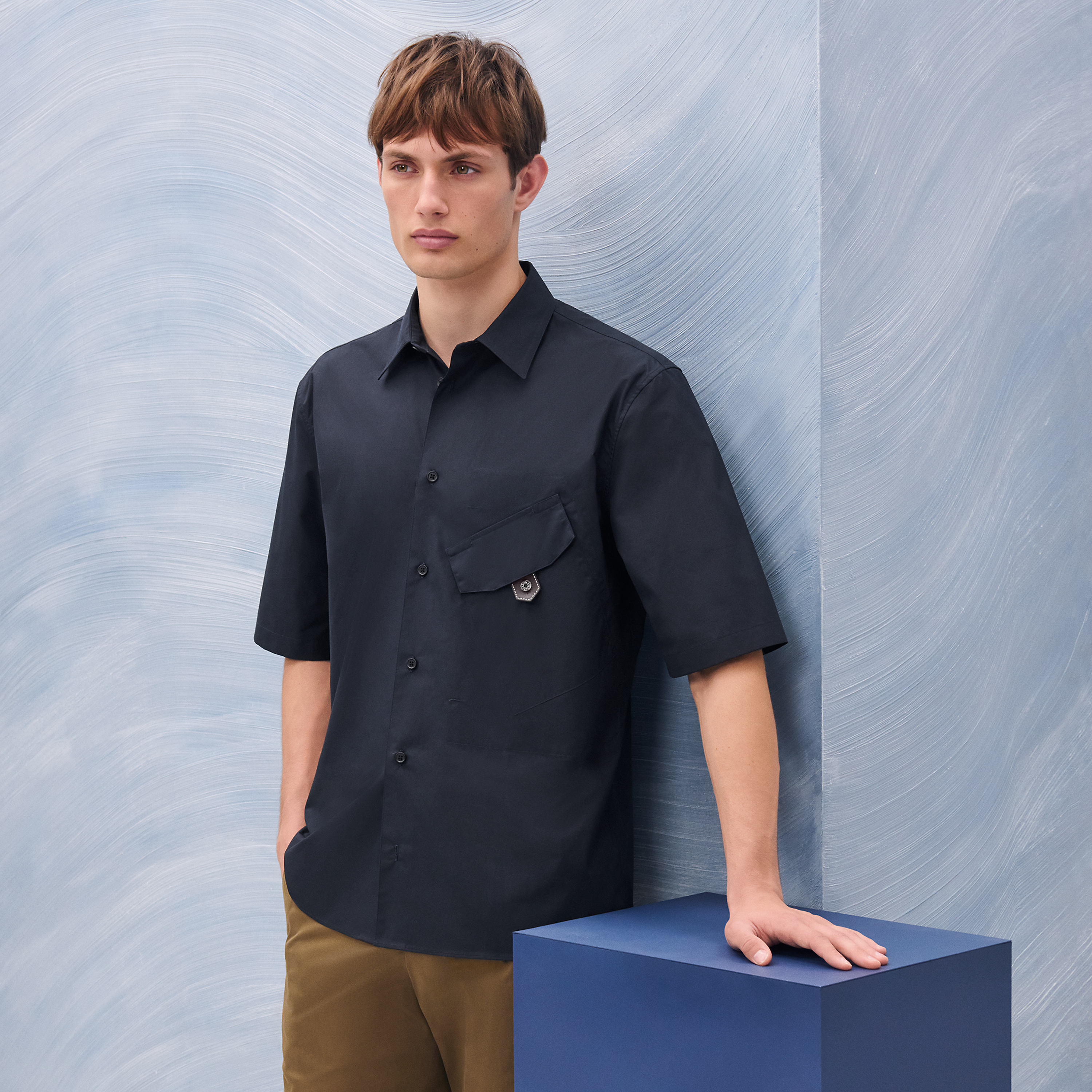 Short-sleeve straight cut shirt