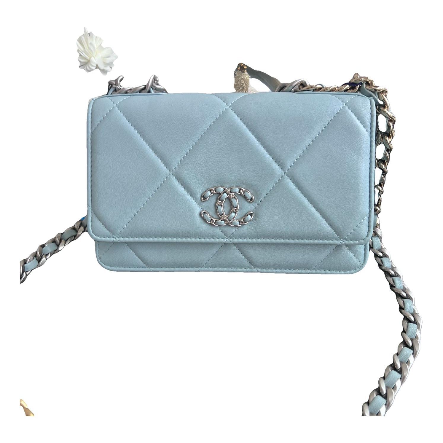 Wallet On Chain Chanel 19 leather crossbody bag