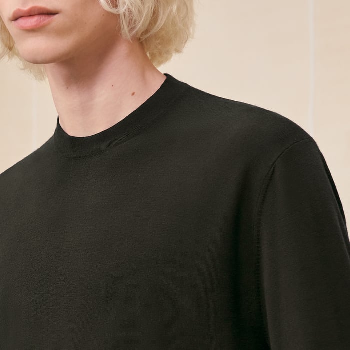 카키 “detail H” 크루넥 스웨터