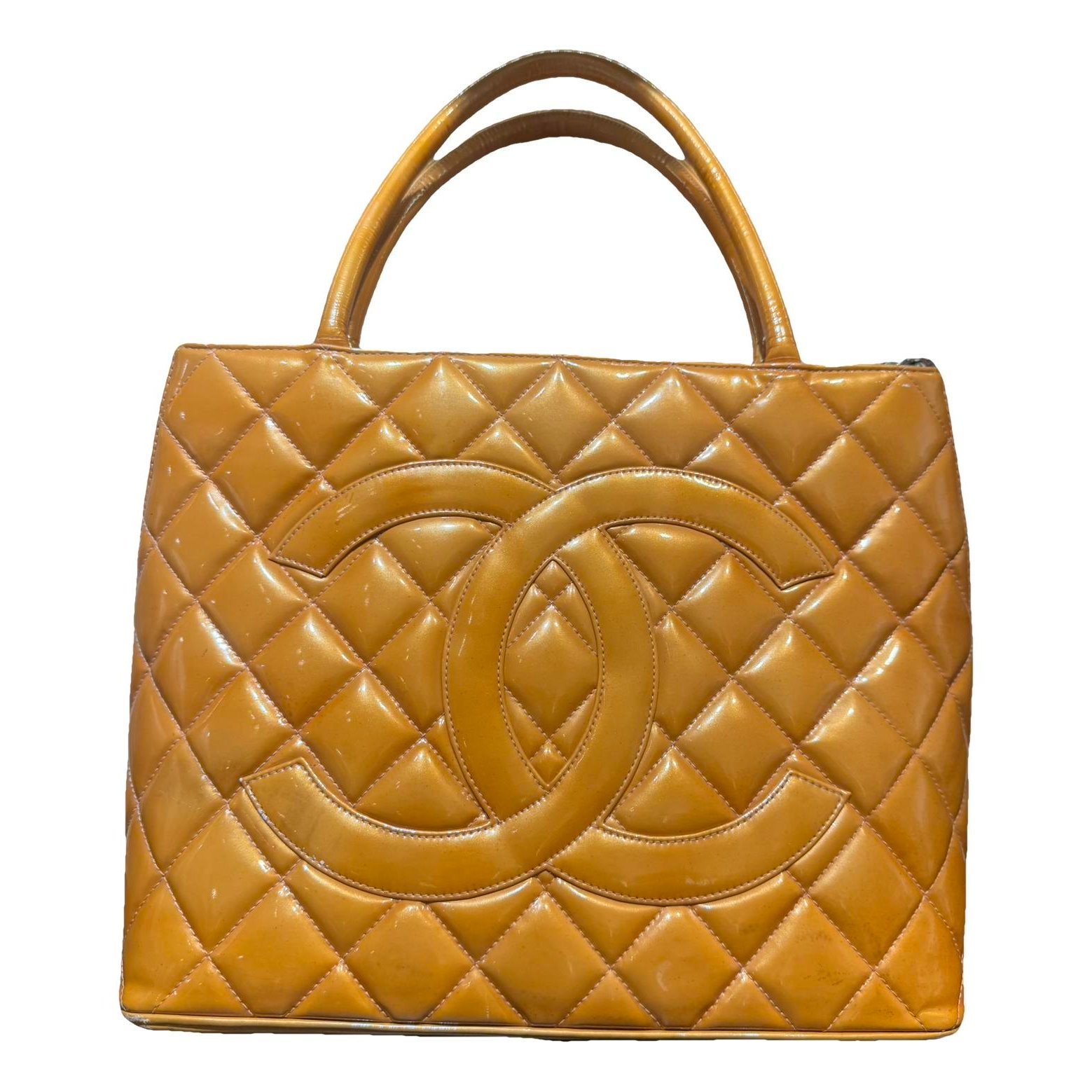 Médaillon patent leather tote