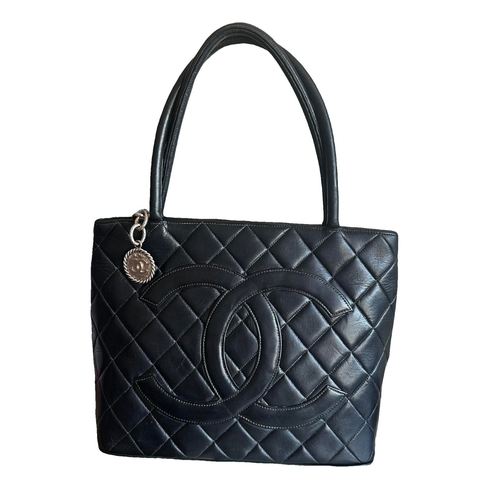 Médaillon leather handbag