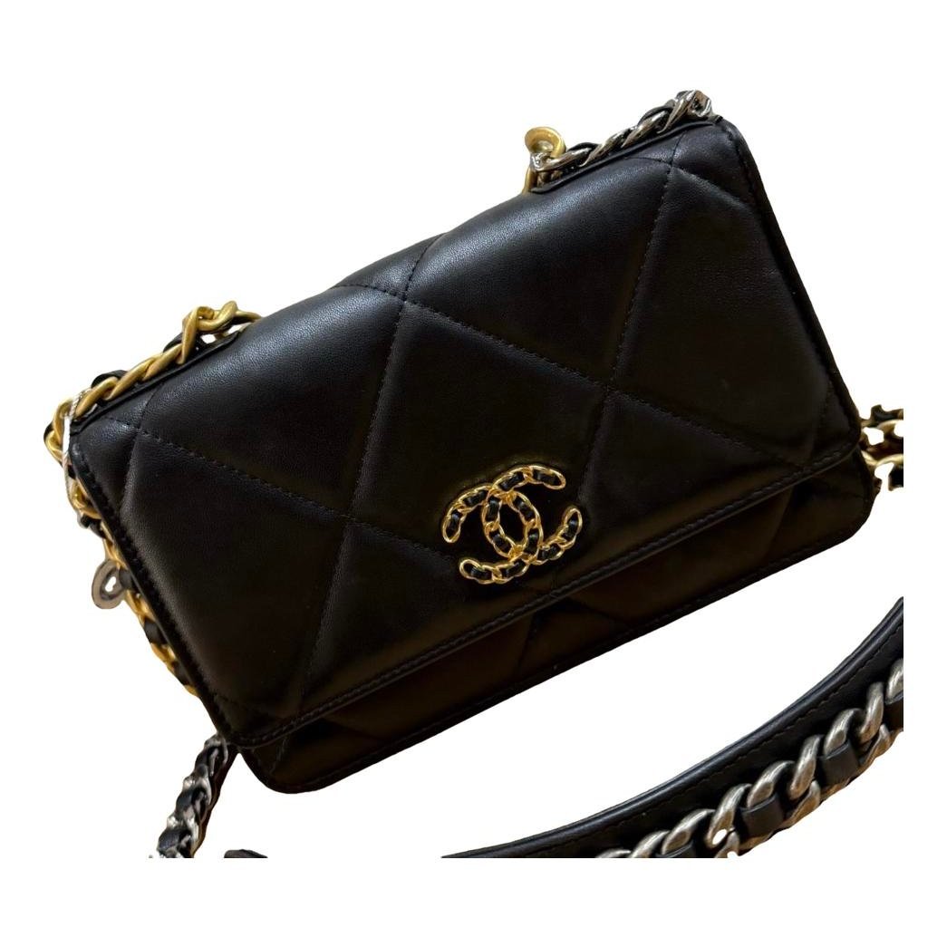 Wallet On Chain Chanel 19 leather handbag