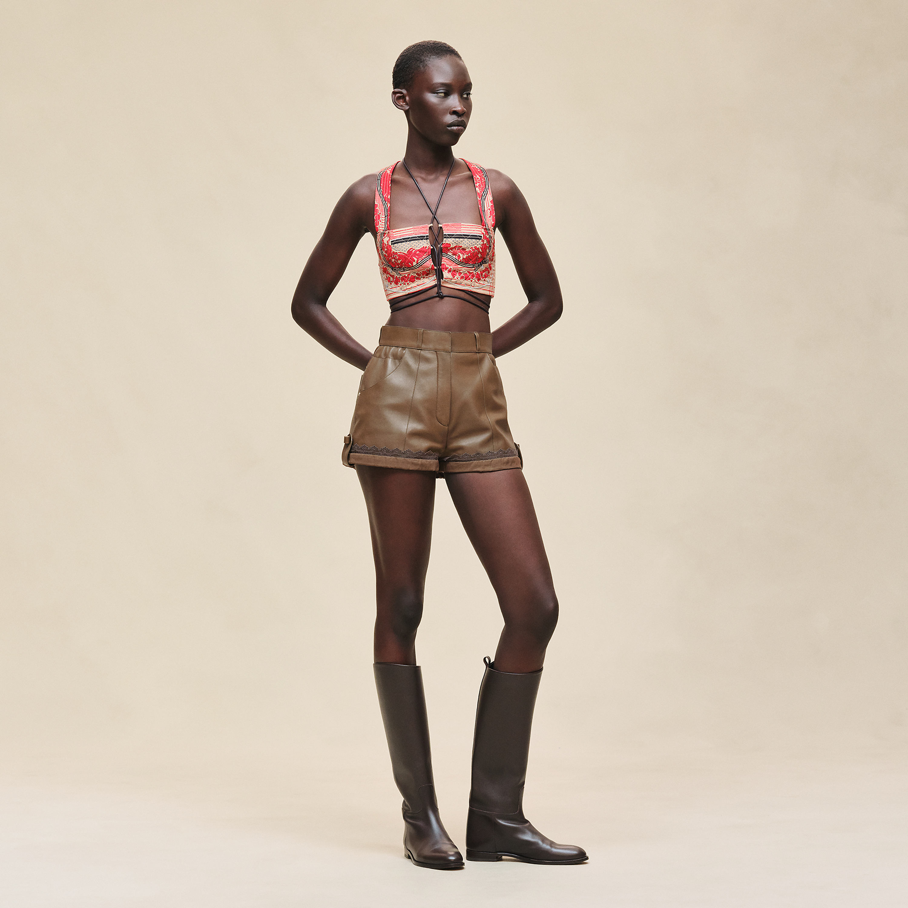 Short en cuir d'agneau brillant fin