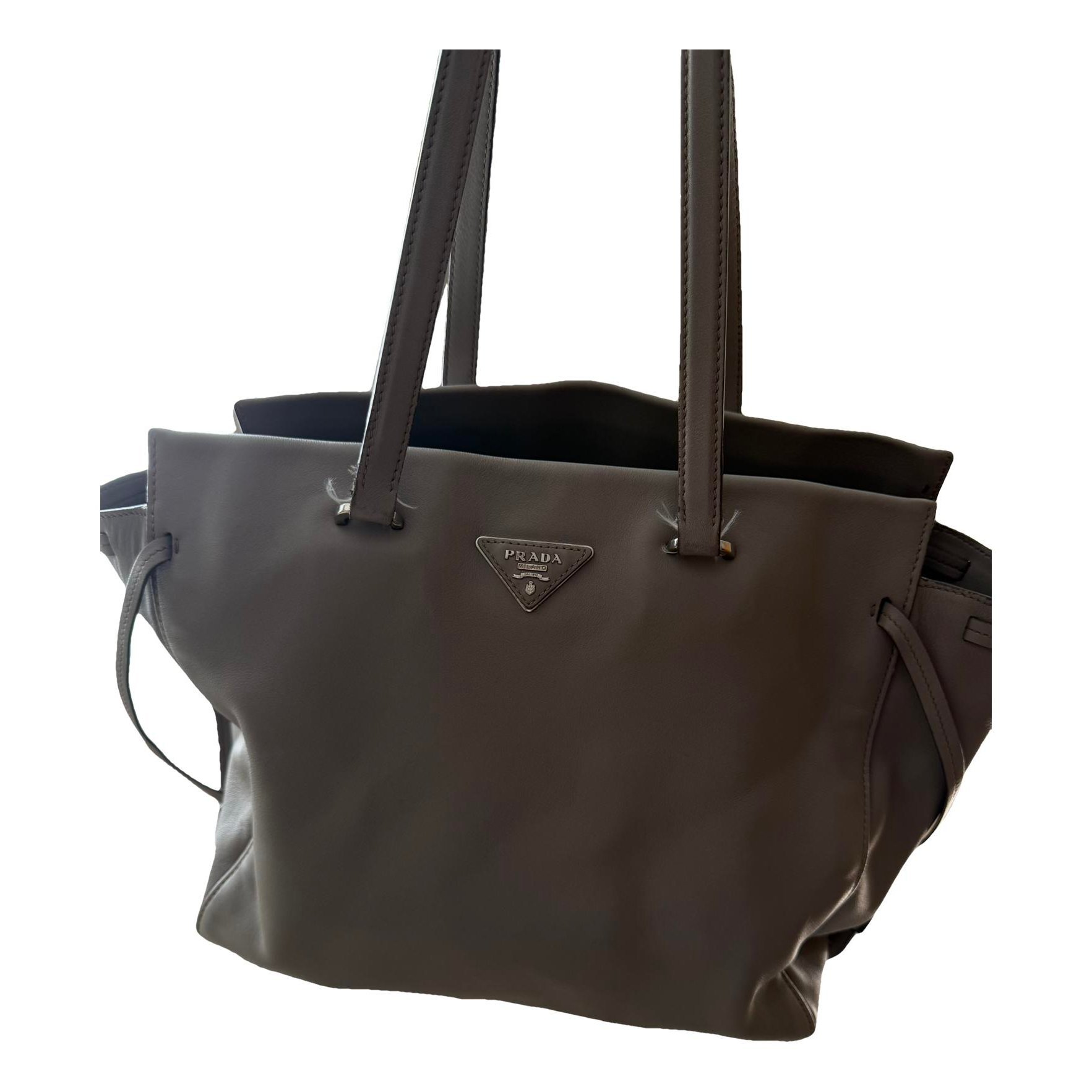 Monochrome leather tote