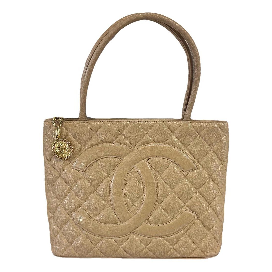 Médaillon leather handbag