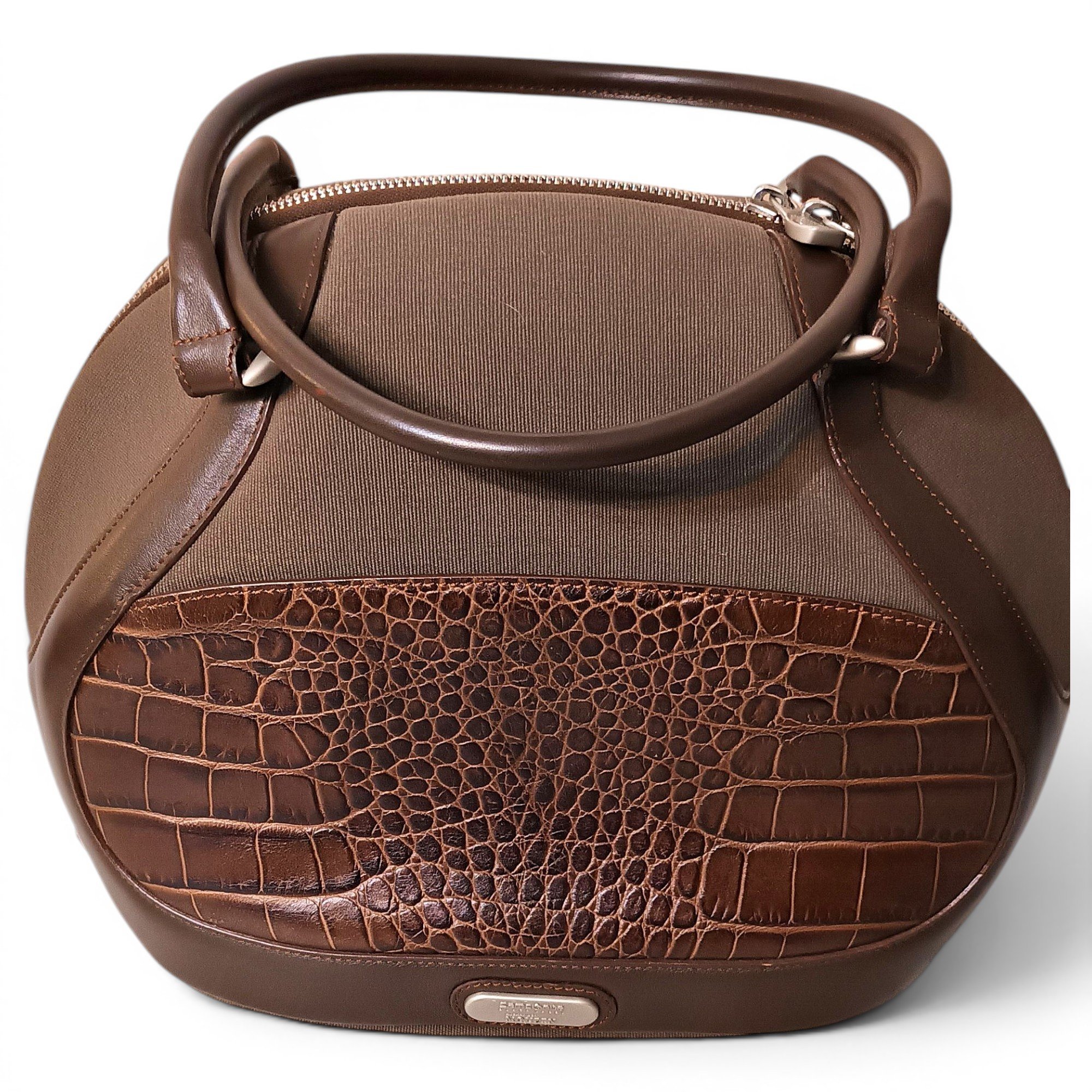 Zippé leather handbag