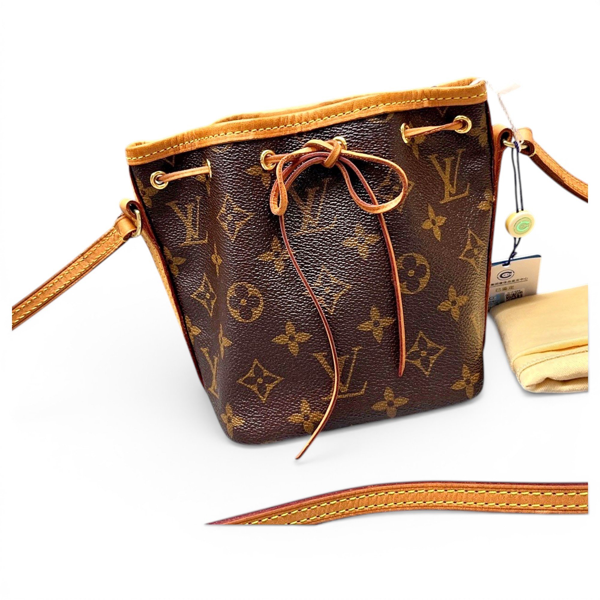 Nano Noé leather handbag