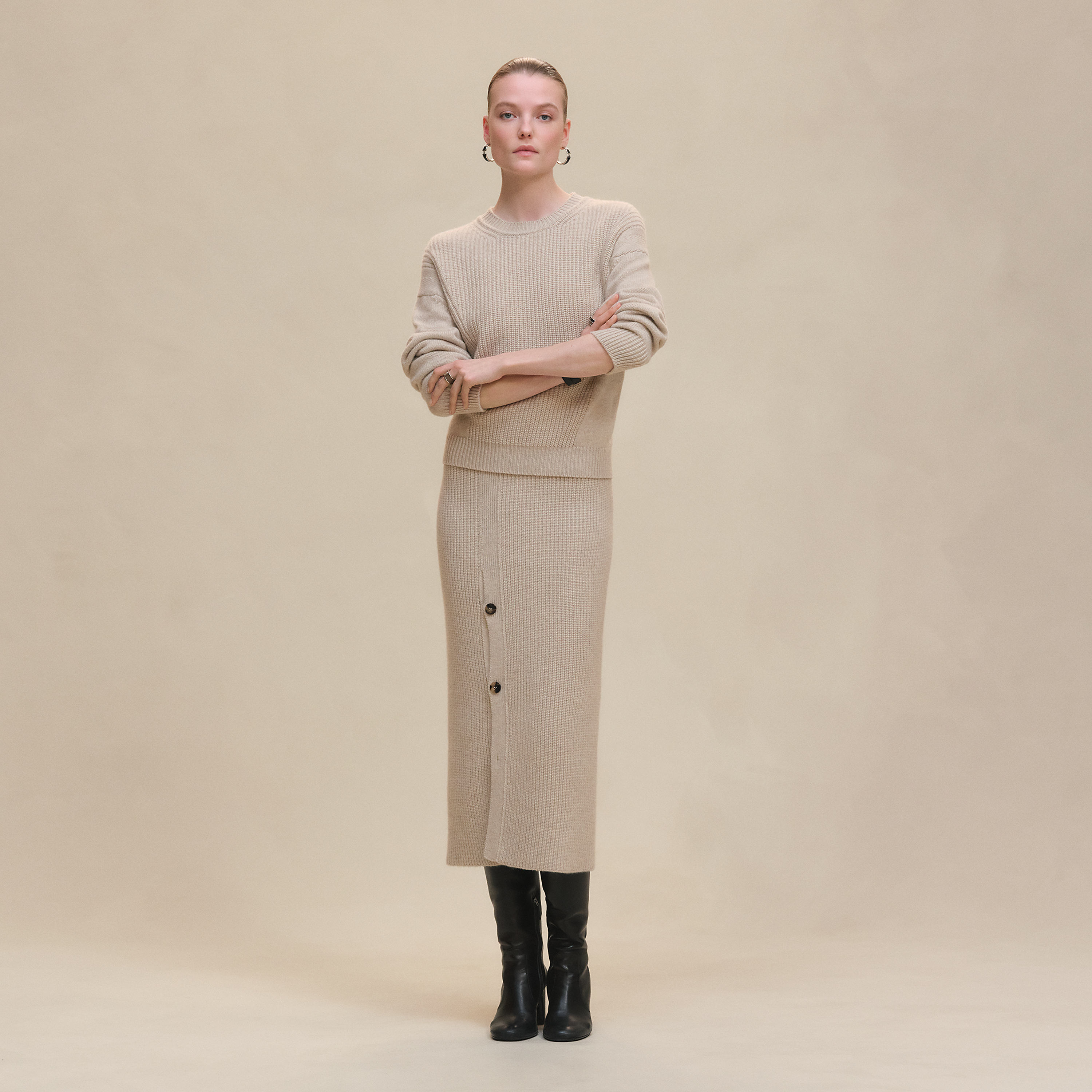 Buttoned mid-length skirt with slit
