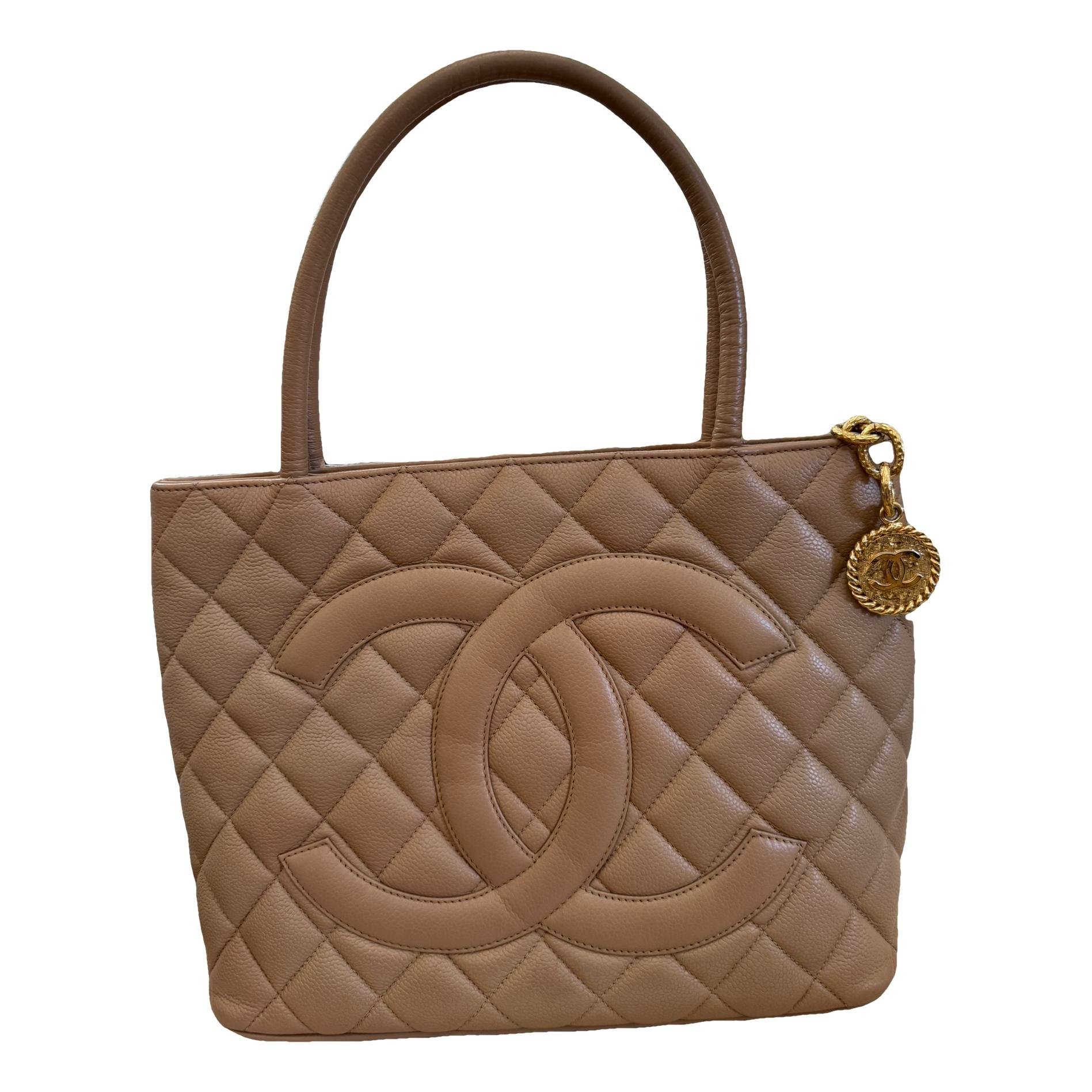 Médaillon leather handbag