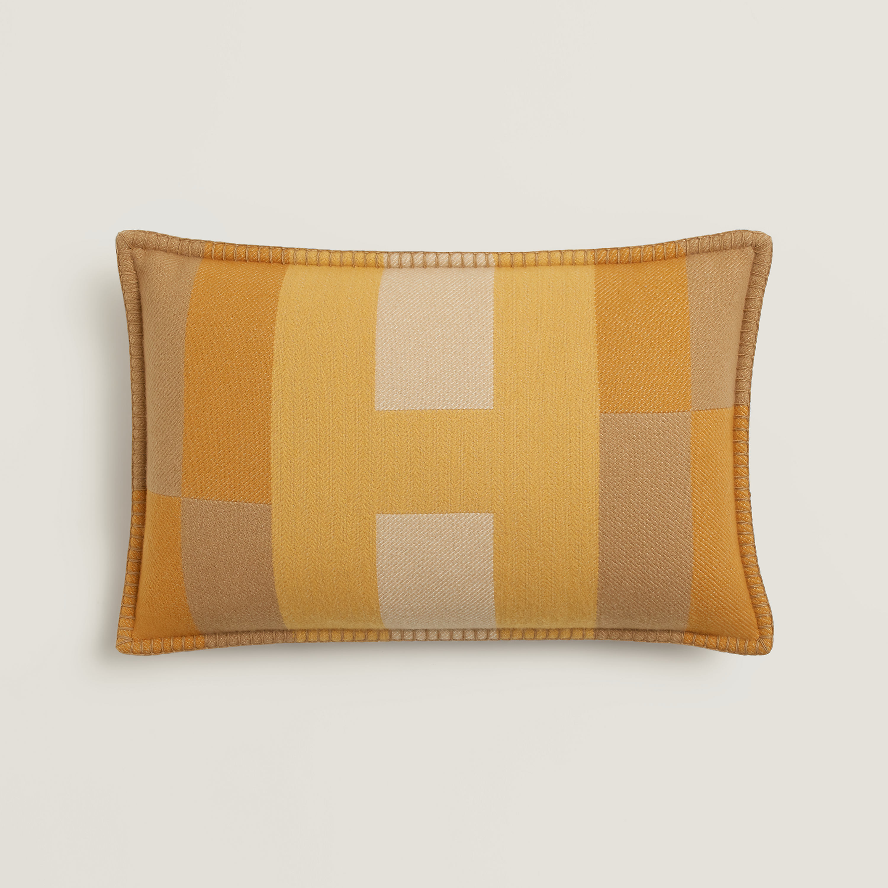 H Horizon pillow, medium model