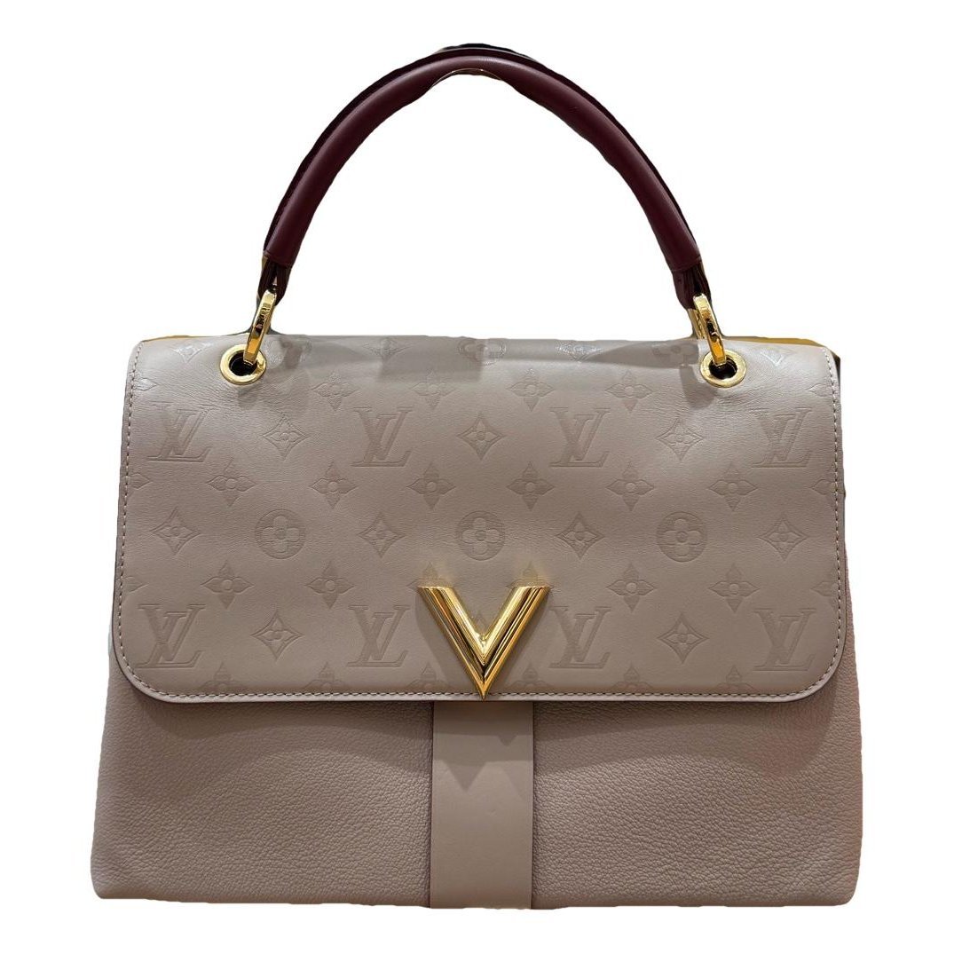 One Handle very leather handbag