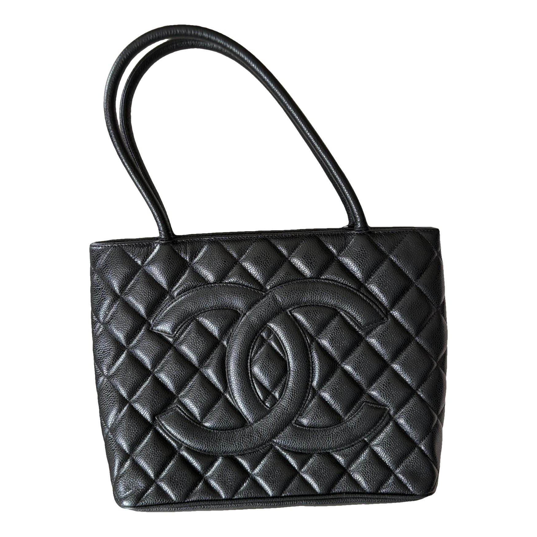 Médaillon leather handbag
