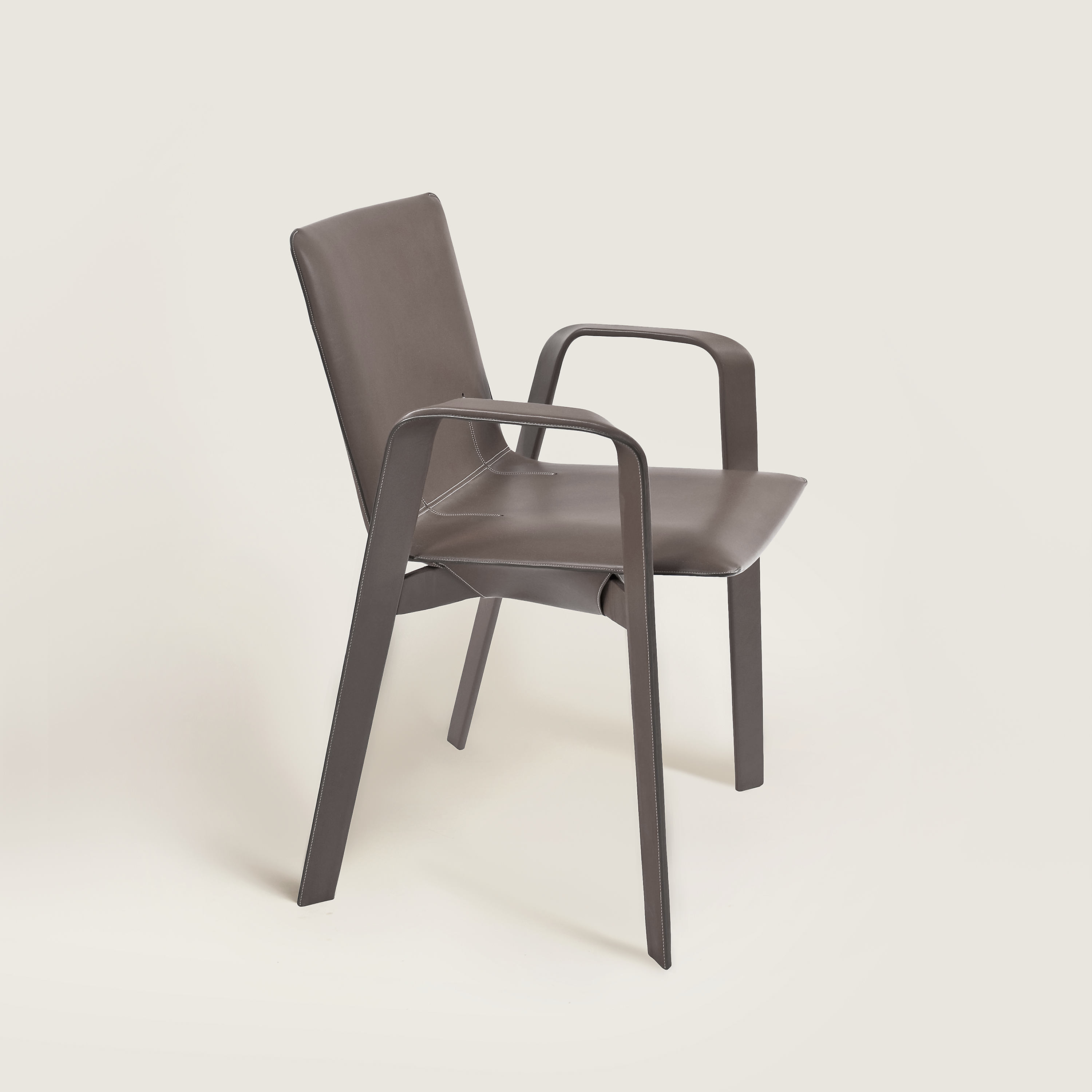 Sellier chair with armrests