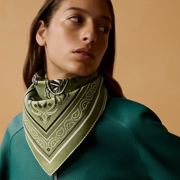 HERMES バンダナ 555 Hermès Les Tortues bandana 55 Vert Olive/Noir/Blanc | BagUSeek