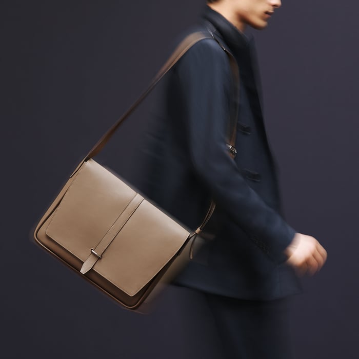 Noir Steve Light Messenger Bag
