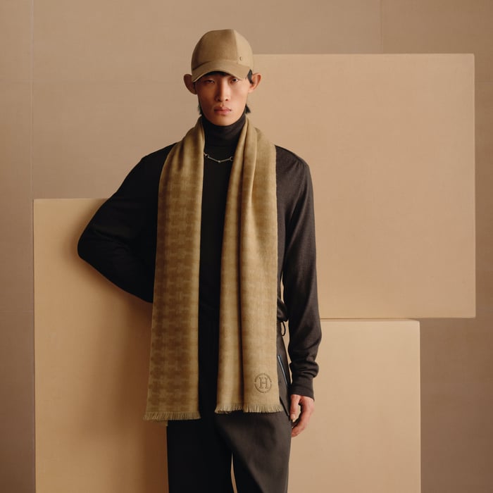 Camel H Embosse Muffler