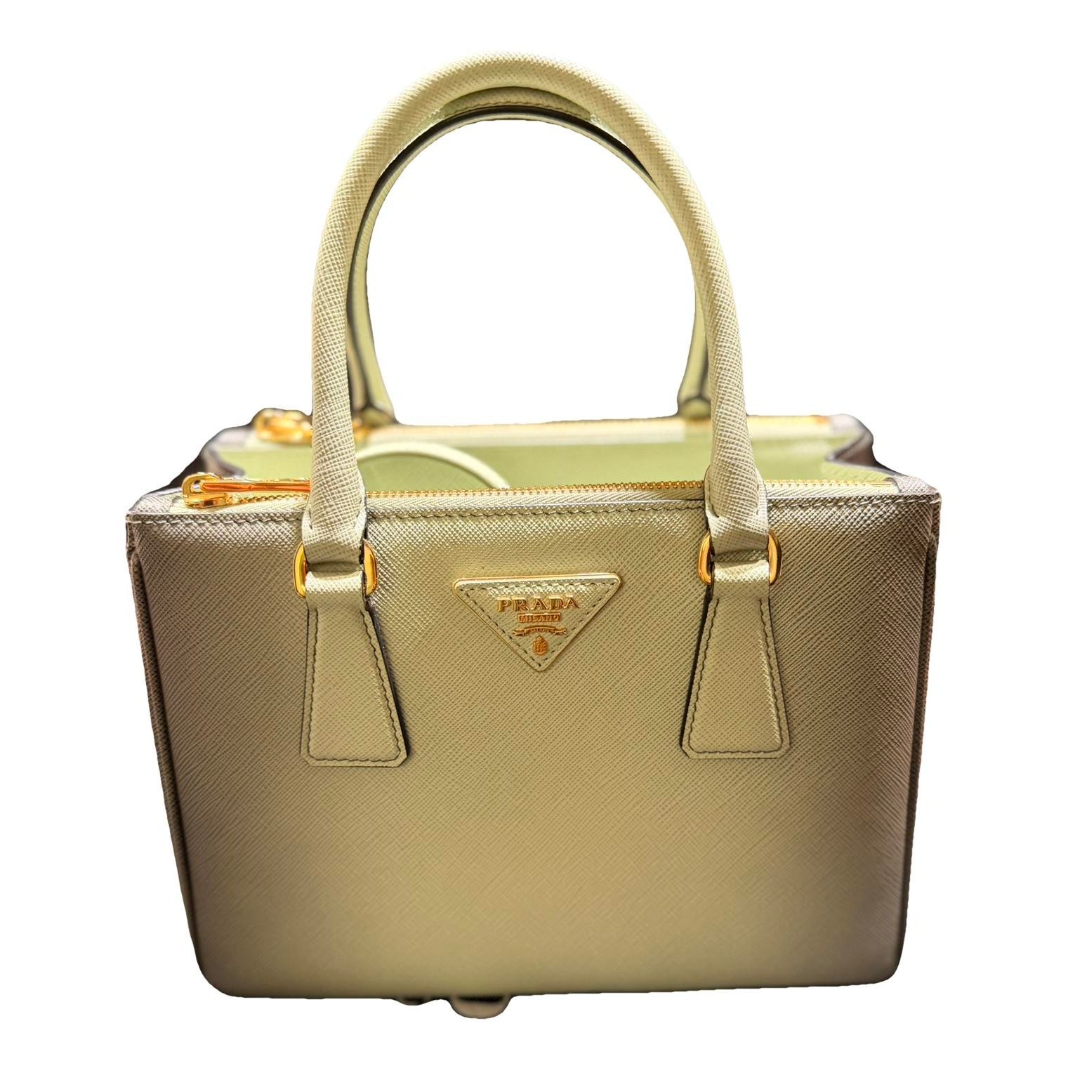 Monochrome leather handbag