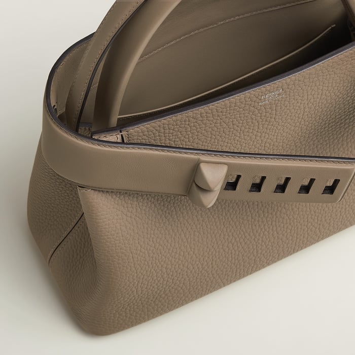 Hermès Médor Bag 27 hardware detail close-up in Beige Marfa