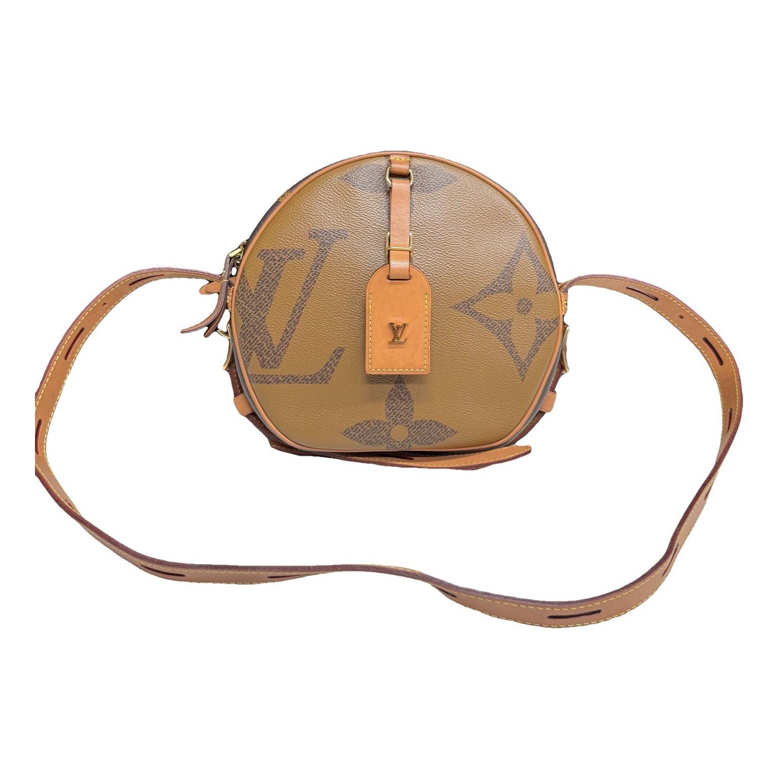 Boîte chapeau souple vinyl crossbody bag
