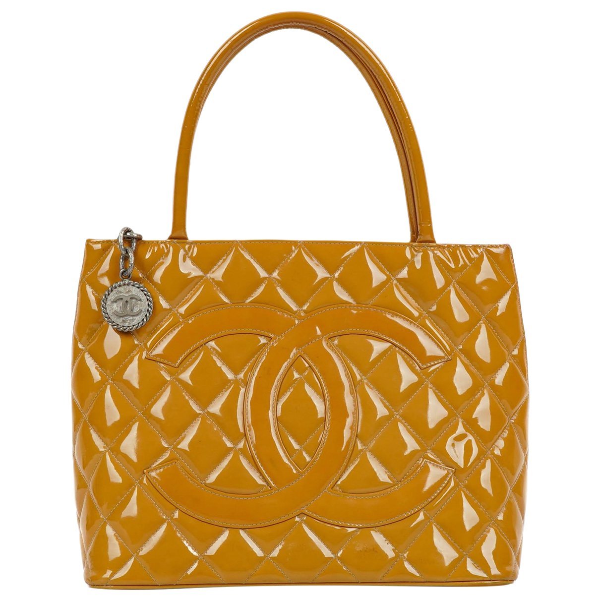 Médaillon patent leather handbag