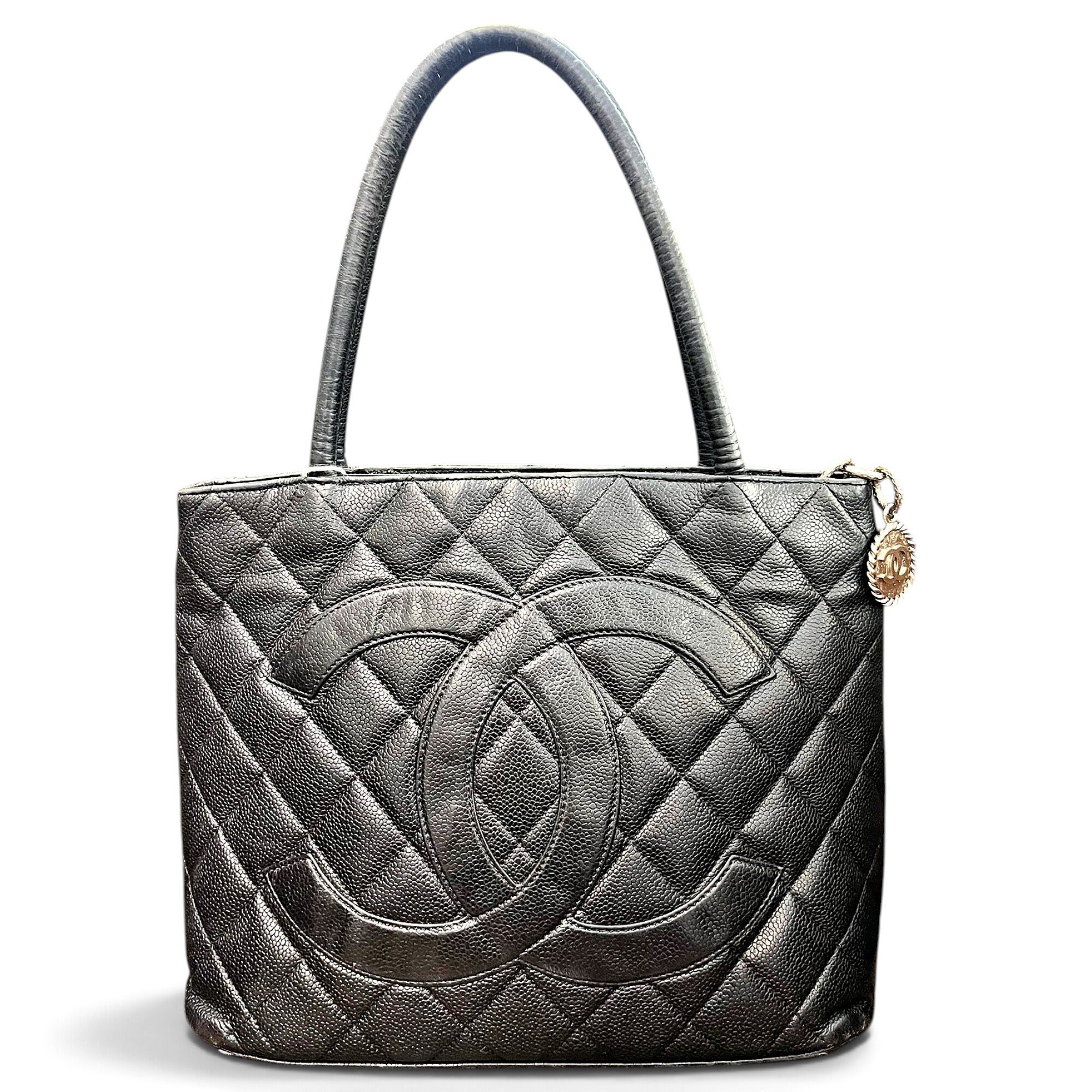 Médaillon leather handbag