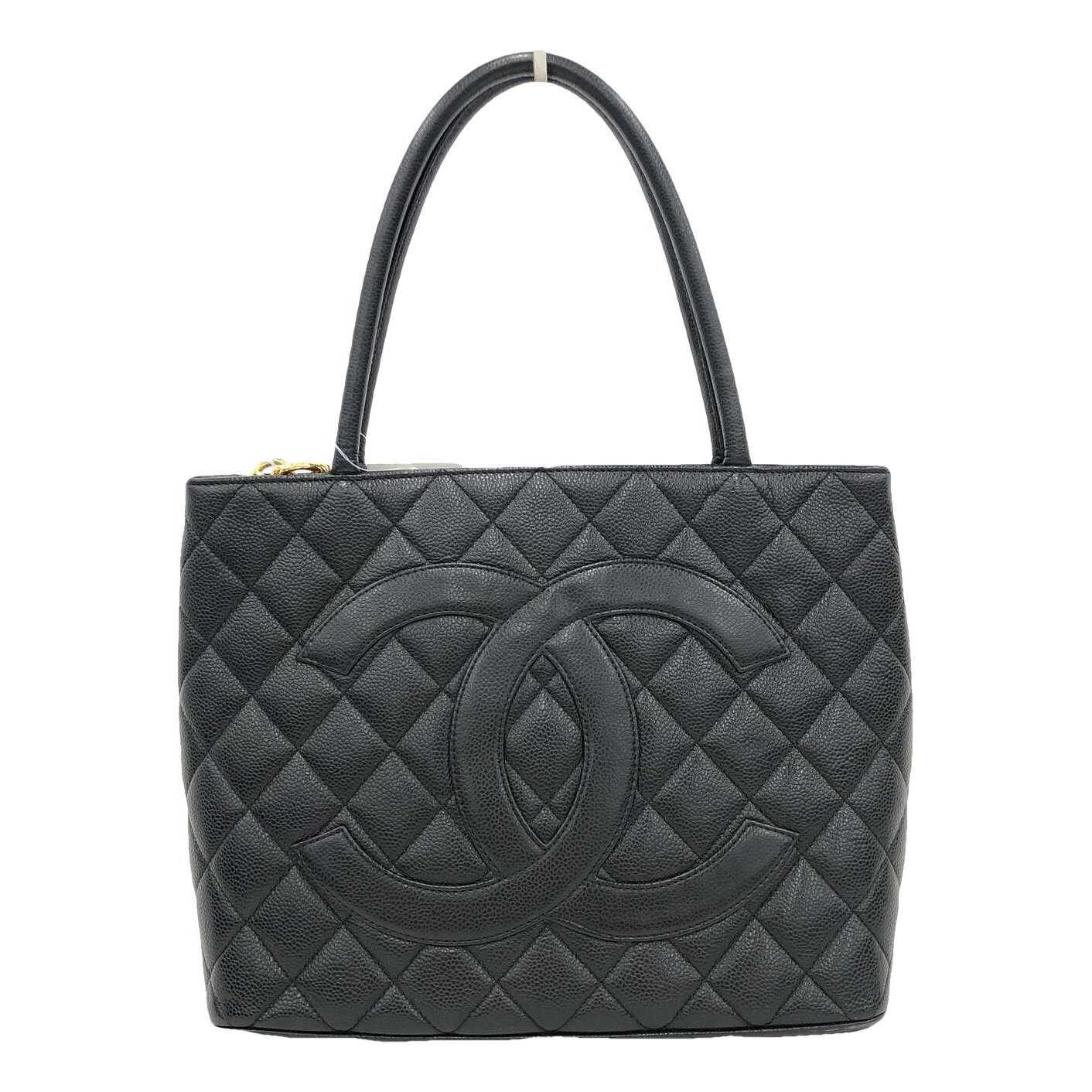 Médaillon leather handbag
