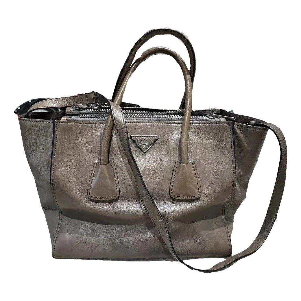 Monochrome leather crossbody bag
