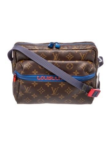 LV Monogram Reporter