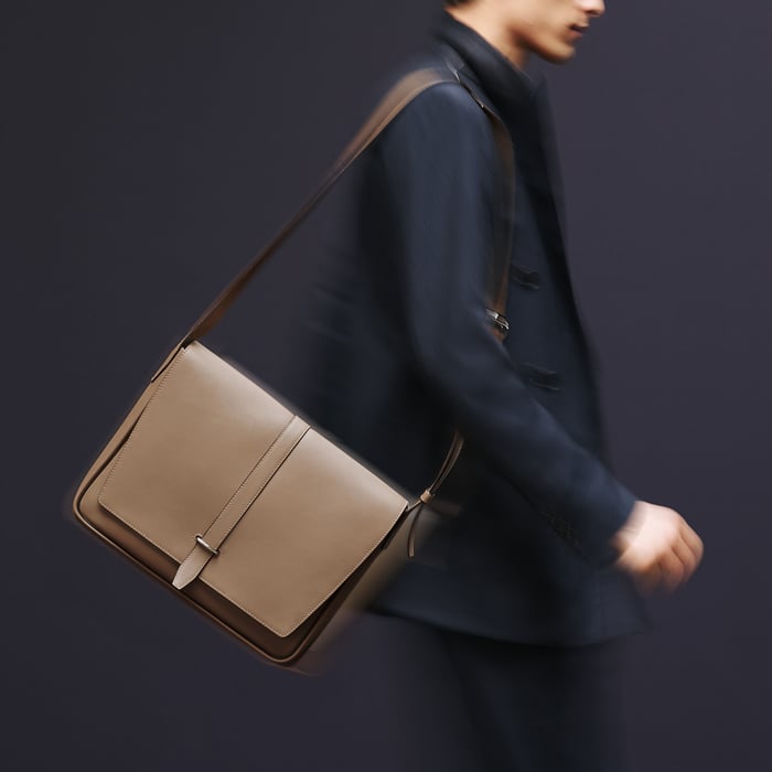 Noir Steve Light Messenger Bag
