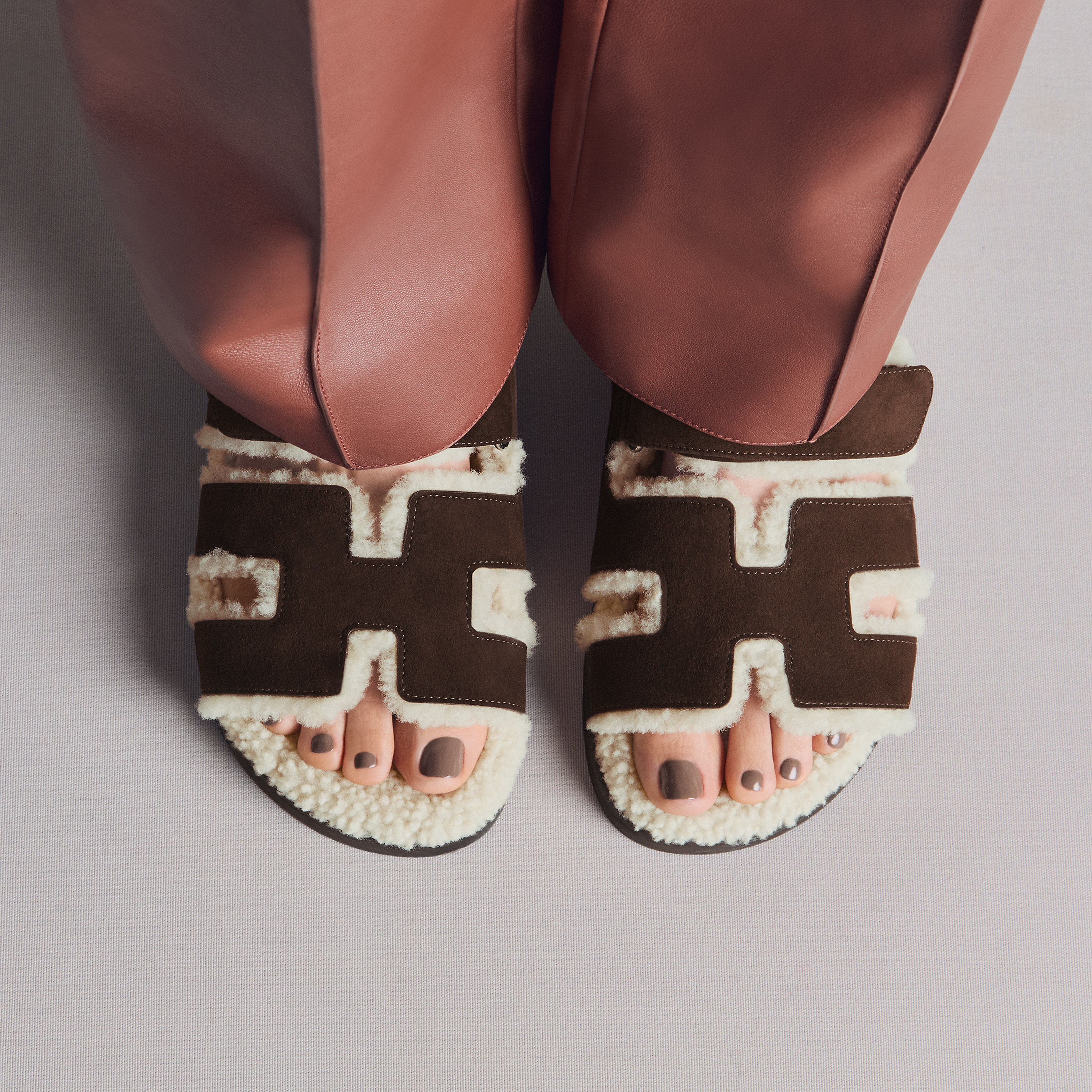 Hermès Chypre sandal in Marron Ébène suede goatskin and shearling worn on feet