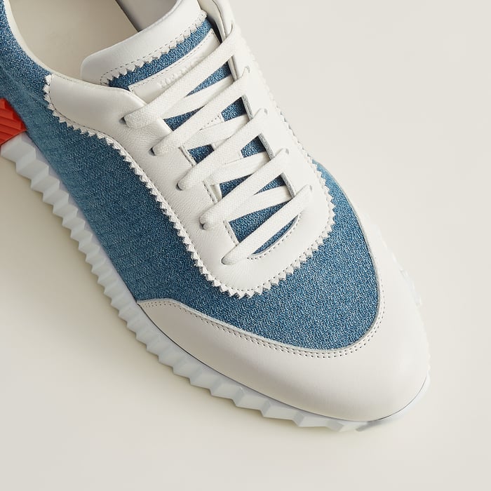 Bouncing Sneaker