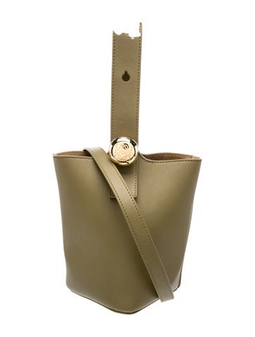 Leather Pebble Medium 2024