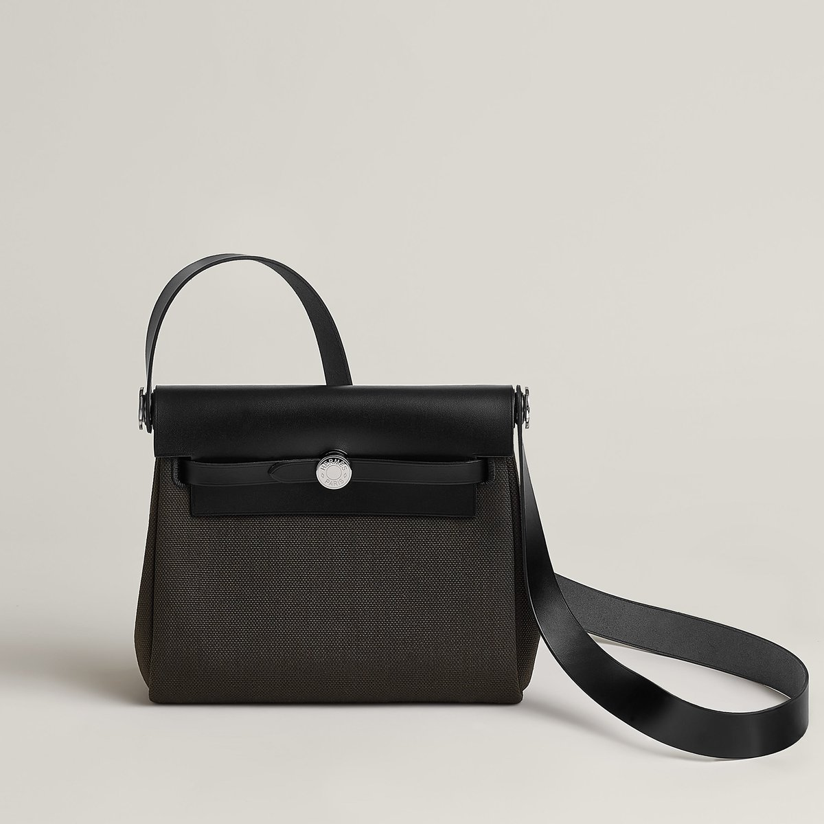 【証明書付・ほぼ未使用】Herbag Zipショルダーバッグ Hermès Herbag Zip 20 bag Dark Bronze/Noir | BagUSeek