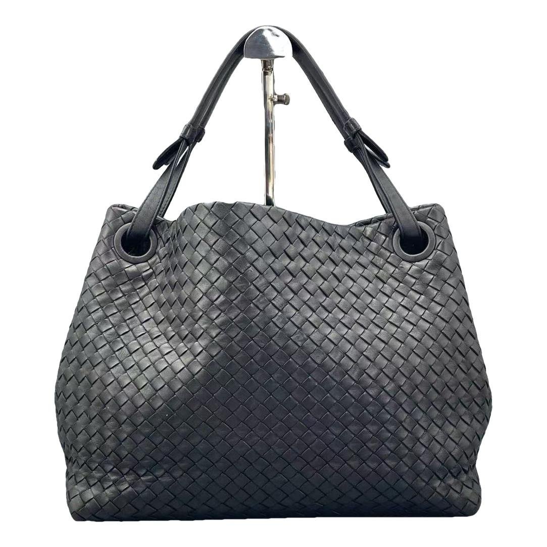 Veneta leather handbag