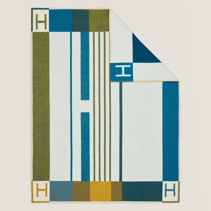 Outremer Avalon Vibration Throw Blanket