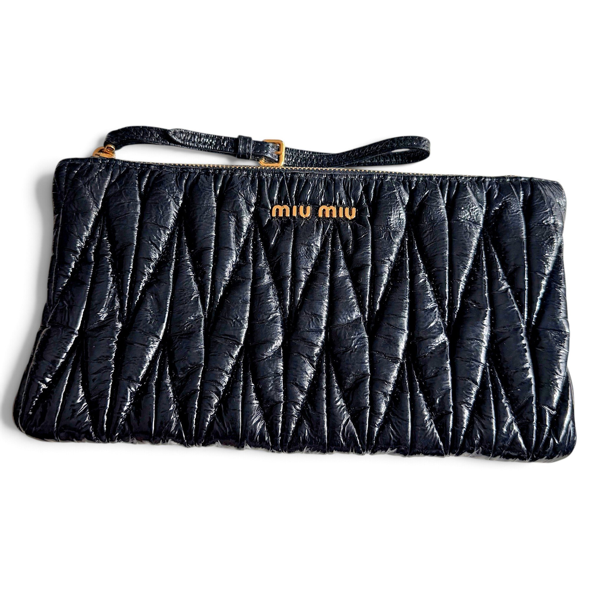 Matelassé patent leather clutch bag
