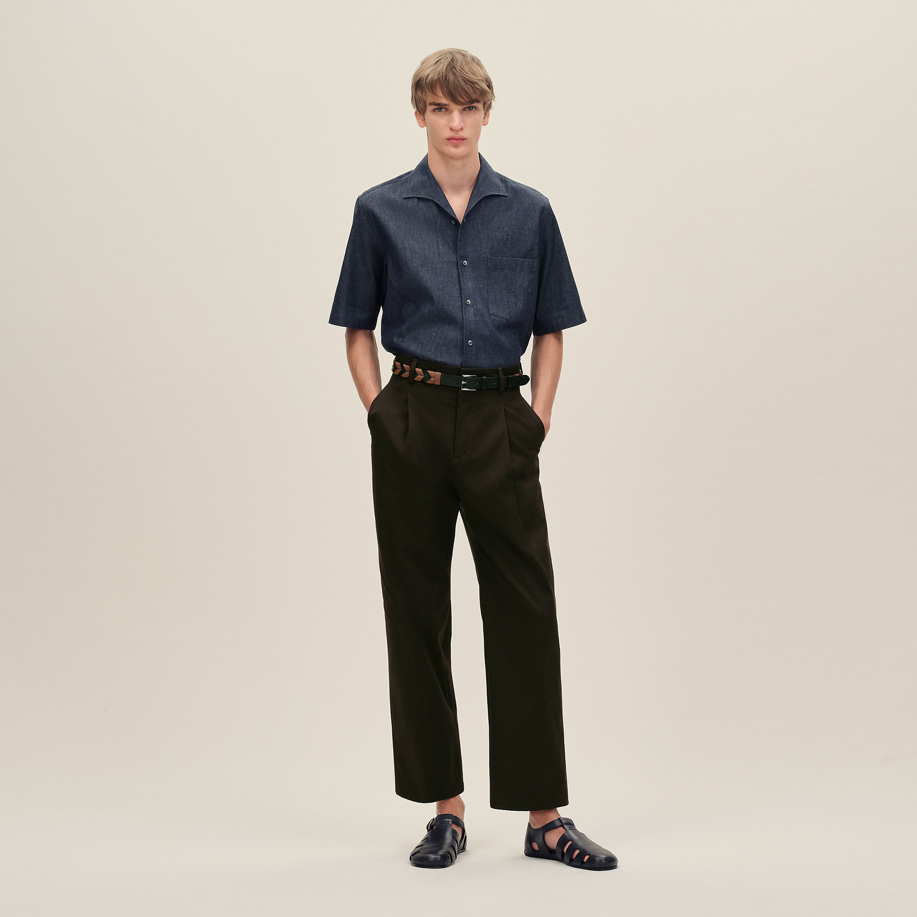 Short-sleeve straight cut shirt with notched collar