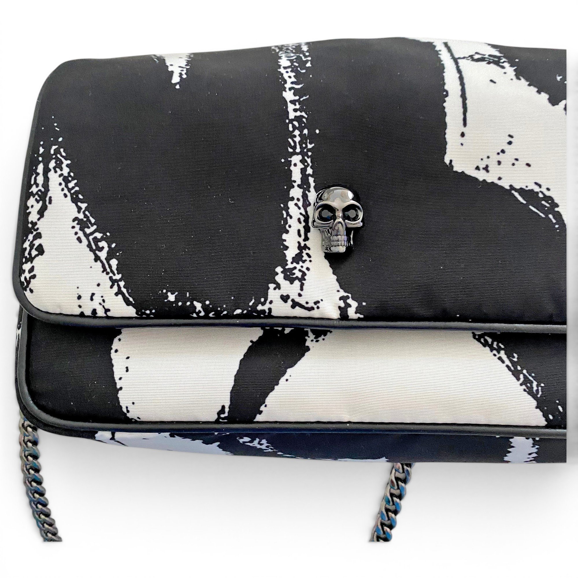 Skull cloth handbag