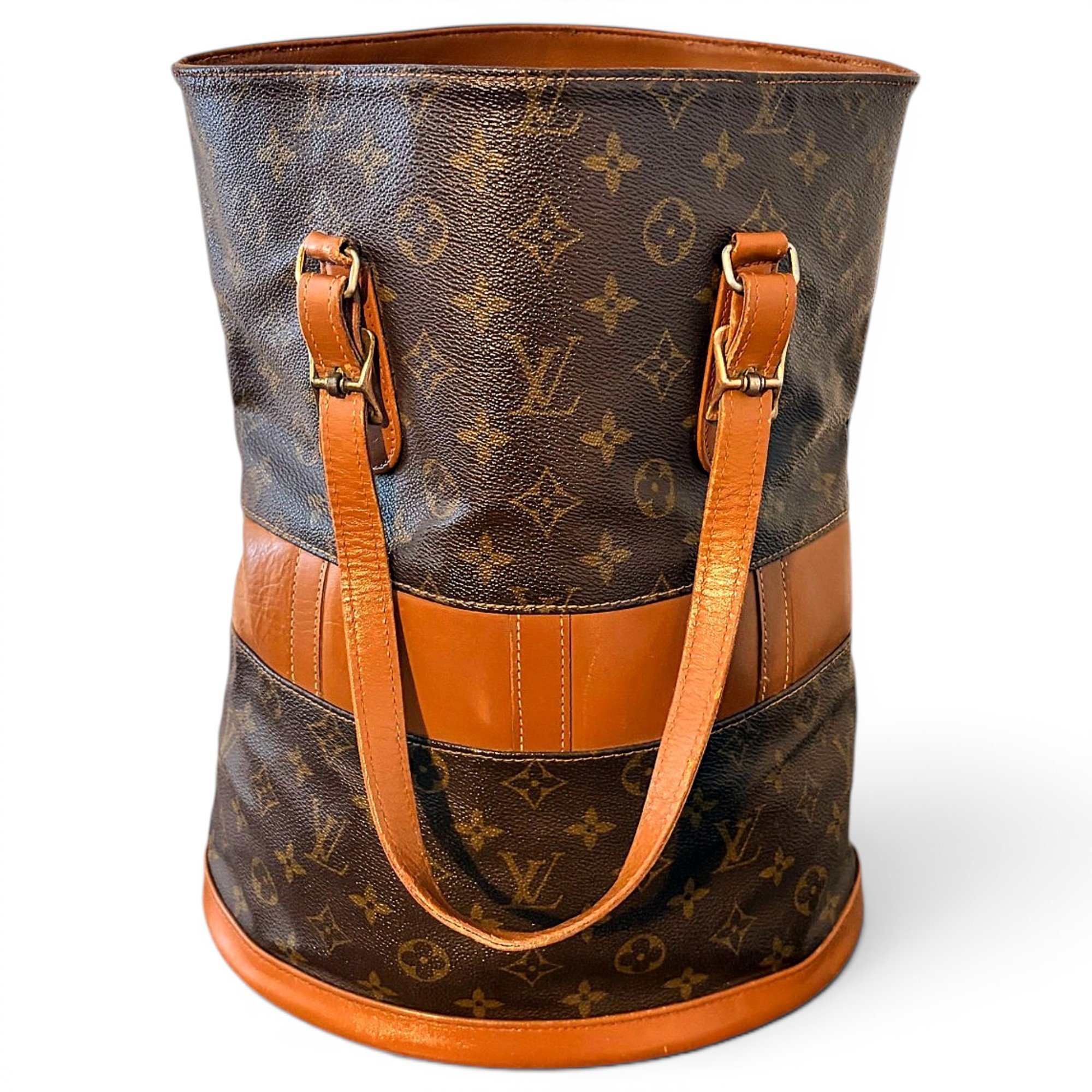 Bucket leather handbag